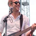 Tocando la guitarra en el FYF Fest en Los Angeles.