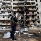 Un edificio residencial de Kiev, da&ntilde;ado por un ataque a&eacute;reo, fotografiado en la ma&ntilde;ana de este viernes.