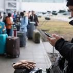 Personas haciendo cola en el aeropuerto de Kiev.
