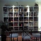 @Catactiva @ElHuffPost #mibiblioteca La més gran de casa, presidint el saló... amb drac incorporat! pic.twitter.com/iTcqTTcKDA