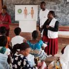 Mientras las mujeres esperan su turno para un test sobre cáncer de cuello de útero, MSF les imparte charlas sobre salud.