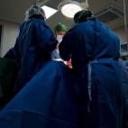 Madalo Gwaza, en plena cirugía.