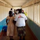 Miembros de MSF y pacientes, en un pasillo del Hospital Queen Elizabeth Central de Blantyre, Malawi.