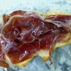 Meter la masa en el horno durante 12 minutos y, sin sacarla, colocar las lonchas de ibérico...