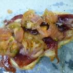 ... por último, añadir las rodajas de tomate muy finas, acompañado de aceitunas partidas negras y hornear 15 minutos más.