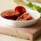 No, y tampoco ningún alimento concreto. Según un estudio de la revista de la Academia de Nutrición y Dietética americana no hay alimentos generen acné, aunque en algunos casos muy concretos pueden agravarlo.