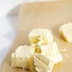 La margarina entró en el mercado para reducir el consumo de mantequilla, demonizada en los años 50. El tiempo dio la vuelta a la tortilla y se demostró que el origen vegetal de la margarina es peor, ya para que convertirla en grasa para untar...