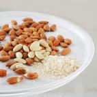 Criticados por su elevado aporte calóricos, los frutos secos se eliminaron de toda dieta pero numerosos estudios los han llenado de virtudes y los han vuelto a situar en nuestras despensas. Su consumo reduce en un 30% la incidencia de problemas...