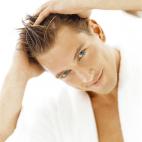 Tú te crees que de esta forma cuidarás más tu pelo, pero no es exactamente así. En realidad echarse gomina a diario no es ni mejor ni peor para nuestro pelo. Igual que tampoco lo es lavárselo todos los días o teñírselo. “Puede afectar ...