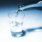 Al contrario de lo que muchos pensamos no tenemos que ir pegados a una botella de agua todo el día ni beber si no tenemos sed. La recomendación es tomar entre un litro y medio y dos litros cada día y no excedernos porque esto podría llegar a...