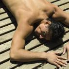 Efectivamente, el sol es una fuente de vitamina D pero no vale utilizar esto como excusa para lanzarse a la toalla y achicharrarse toda la tarde. Porque para poder sintetizar la vitamina D habría que utilizar cremas solares de protección baja ...