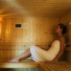 Es útil para eliminar sustancias nocivas para la salud, que sino habría que eliminar a través del pulmón o el hígado, pero es más recomendable hacerlo mediante el ejercicio físico. El problema de la sauna es que a veces pensamos que al se...