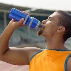 Pueden ser beneficiosos tras la práctica deportiva intensa pero no son recomendables si vas al gimnasio un par de días por semana o sales a correr un rato cuando encuentras tiempo. “Son bebidas que aportan hidratos de carbono de rápida abso...