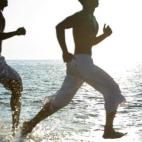 Por mucho que nos guste salir a correr y por mucho que nos relaje, hacerlo a diario puede ser contraproducente. Correr todos los días impide que las articulaciones del miembro inferior (tobillos, rodillas, caderas), las que más sufren durante ...