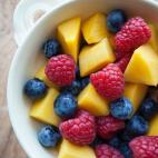 No te equivoques, este sistema no sirve para contrarrestar. “Las frutas son ricas en hidratos de carbono denominado ‘fructosa’ que, aunque se absorben más lentamente que otros carbohidratos simples, se acaba transformando en glucosa igual...