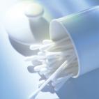 Has heredado esta práctica de cuando eras pequeño pero lo más seguro es que los uses mal. La doctora María Sainz alerta sobre su uso y asegura que “es muy arriesgado porque lo que haces usándolo es introducir hacia dentro el cerumen y pue...