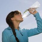 En ese momento de máxima sudoración, el cuerpo no está preparado para recibir una cantidad grande de agua a temperatura muy baja. “Este contraste puede provocar espasmos de la glotis que generan una sensación de ahogamiento”, explica la ...