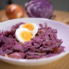 ▶️ Ingredientes (para 3-4 personas): media lombarda grande o 1 peque&ntilde;a, 1 cebolla, 1 manzana golden, 2 dientes de ajo, un pu&ntilde;ado de nueces, un pu&ntilde;ado de pasas, 3 o 4 huevos (uno por cada comensal), ac...