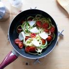 ▶️ Ingredientes (para 2-3 personas): una bandeja de espaguetis de calabac&iacute;n (350 gramos), 15 tomates cherry (aprox), 1 o 2 dientes de ajo, queso fresco. ▶️ Encuentra aqu&iacute; la receta completa.