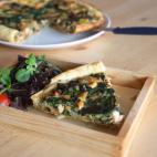 ▶️ Ingredientes (4 personas): masa quebrada, 3 huevos, 300 gramos de espinacas cocidas, 1 puerro cortado en rodajas, 1 lomo o rodaja de salm&oacute;n en tacos (sin piel y sin espinas), 2/3 vaso de leche, queso parmesano rallad...