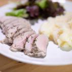 ▶️ Ingredientes (para 4 o 5 personas): 1 solomillo de cerdo, sal gorda, hierbas para adobar: provenzales, tomillo, or&eacute;gano, 5 patatas, leche, mantequilla, pimienta blanca ▶️ Encuentra aqu&iacute; la receta com...