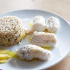 ▶️ Ingredientes (para 3 personas): 1 o 2 lomos de merluza por persona, 50 gramos de arroz por persona (aprox), canela en rama, 1/2 mango, 1/2 manzana, caldo de verduras, hierbas provenzales ▶️ Encuentra aqu...