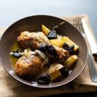 ▶️ Ingredientes (para 2 personas): dos piezas de pollo, media cebolla, una patata, romero, ciruelas, medio vaso de cerveza ▶️ Encuentra aqu&iacute; la receta completa.