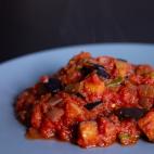 ▶️ Ingredientes (para 2 personas): una lata de tomate triturado grande (de unos 800 gramos), una cebolla, dos pimientos (verdes o rojos), una berenjena, aceite de oliva, sal y az&uacute;car ▶️ Encuentra aqu&iacute; la receta completa.