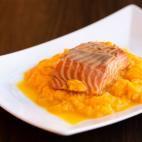 ▶️ Ingredientes: 500 gramos de calabaza, 2 puerros, 4 o 5 zanahorias (seg&uacute;n gustos), un lomo de salm&oacute;n no muy grande por persona, miel, soja y jengibre. ▶️ Encuentra aqu&iacute; la receta completa.