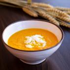 ▶️ Ingredientes: 500 gramos de zanahoria, 1 cebolla, 2 naranjas de zumo (200 ml. de zumo), Jengibre fresco, 700 ml. de agua y queso fresco. ▶️ Encuentra aqu&iacute; la receta completa.