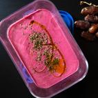 ▶️ Ingredientes: 200 gramos de remolacha cocida, 2 yogures naturales, d&aacute;tiles, aceite de oliva, un diente de ajo, especias (or&eacute;gano, tomillo, comino o s&eacute;samo) y medio chile rojo (opcional). ▶️ Encuentra aqu&iac...