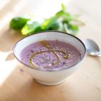 ▶️ Ingredientes (para 3 personas): 1/2 lombarda, 2 manzanas, 2 dientes de ajo, 1/2 cebolla, 2 puerros, 1 vaso de leche, sal, aceite y albahaca ▶️ Encuentra aqu&iacute; la receta completa.