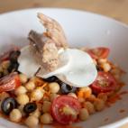 ▶️ Ingredientes: 1/3 de bote de garbanzos, 6 tomates cherry (aprox), 1 zanahoria rallada, 1/2 lata peque&ntilde;a de ventresca, aceitunas negras, queso fresco, cebolleta (opcional), aceite de oliva virgen extra y vinagre. ▶...