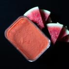 ▶️ Ingredientes: 4 tomates, 1/4 sand&iacute;a, 1/2 barra de pan, 1/2 diente de ajo, aceite de oliva y sal. ▶️ Encuentra aqu&iacute; la receta completa.