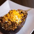 ▶️ Ingredientes: Una berenjena grande o dos peque&ntilde;as, 1 cebolla peque&ntilde;a, 1 diente de ajo, Medio vaso de quinoa, 1 huevo cocido, 1 lata mediana de at&uacute;n y salsa teriyaki ▶️ Encuentra aqu&iacut...