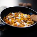 ▶️ Ingredientes (para 2 personas): un par de rodajas de calabaza, media cebolla, un ajo, unos dados de queso tierno, 6-8 nueces, un huevo cocido, aceite de oliva, sal y especias ▶️ Encuentra aqu&iacute; la receta completa.