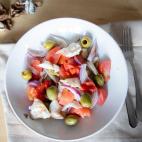 ▶️ Ingredientes: Una rodaja grande de merluza (o dos peque&ntilde;as) por persona, tomate, cebolla roja y aceitunas verdes variedad Gordal ali&ntilde;adas. ▶️ Encuentra aqu&iacute; la receta completa.