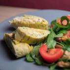 ▶️ Ingredientes (para 4 o 5 personas): 4 huevos, 1/2 calabac&iacute;n, queso mozzarella en lonchas, queso mozzarella fresco, 3 o 4 filetes de pollo muy finos (o jam&oacute;n cocido), sal y pimienta. ▶️ Encuentra aqu&iacute; la rece...