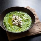 ▶️ Ingredientes (para 2 personas): un pu&ntilde;ado de guisantes, tres patatas, una cebolla grande, caldo de verduras, aceite de oliva, sal ▶️ Encuentra aqu&iacute; la receta completa.