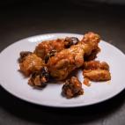 ▶️ Ingredientes (para 2 personas): cuatro muslitos de pollo (dos por persona), una cebolla, tomate triturado (dos o tres cucharadas), ciruelas pasas sin hueso (al gusto), una pera conferencia, un botell&iacute;n peque&ntilde;o de c...