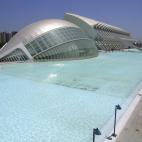 Es la gran atracción turística de Valencia y obra cumbre del arquitecto Santiago Calatrava. Pero no todo son fotos, la Ciudad de las Ciencias y las Artes cerró el ejercicio de 2012 con unas pérdidas de 43,9 millones de euros. El año anteri...