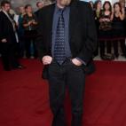 No le ve, pero se le escucha. Este cómico aparece en la película como el dj de un programa de radio con el 'súper sonido de los 70'. Ha participado en películas como "Coffee and Cigarettes".