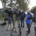 Los periodistas, alertados por el montaje de vallas la tarde anterior, han acudido a la puerta de la cárcel. Se esperaba su entrada para el jueves por la tarde, pero el madrugón les ha tocado a muchos. De ahí que se vieran abrigos, algunos bo...