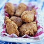 Lo mejor de los alimentos fritos -la crujiente y crocante textura grasienta- desaparecerá al meterlos al congelador. El crujiente rebozado se volverá húmedo y blando. ¿Cuál es la gracia de comer pollo frito si la cobertura no cruje cuando l...