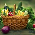 Las frutas y verduras con un alto contenido en agua se convertirán en hielo en el congelador y no se descongelarán bien. En lugar de regresar a su crujiente estado, se ablandarán y se quedarán pastosas. Nadie se quiere comer un trozo de apio...