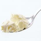 Congelar la crema agria no es una buena idea; el resultado tras descongelarla es sencillamente asqueroso. Además, al descongelarla se corta.Podrás utilizarla para cocinar, pero seguro que no te la querrás comer sola después de haberla congel...