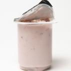 No nos referimos al helado de yogur, sino al yogur que se congela. Meter el yogur en el congelador, ya sea griego u otra modalidad, cambia su textura y lo convierte en un producto que no te querrás comer. Como sucede con la crema agria, se cor...