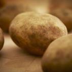 Las patatas tienen un alto contenido en agua y al meterlas crudas en el congelador se forman en su interior una especie de cristales de agua. Al descongelarla, se quedará blanda. Si pese a ello quieres congelarlas, sería recomendable que las c...