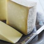 El queso y el congelador no son buenos amigos. Si pones un queso duro en el congelador, se volverá quebradizo y harinoso. Si pones queso blando, perderá su textura ligera y esponjosa. Los quesos (al menos los de buena calidad) son realmente de...