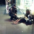 Un policía compró unas botas a un mendigo. Una mujer envió la imagen al departamento de policía de Nueva York, que la colgó en su Facebook. Así se convirtió en viral, aunque la historia tiene segunda parte. Días después The New York Ti...